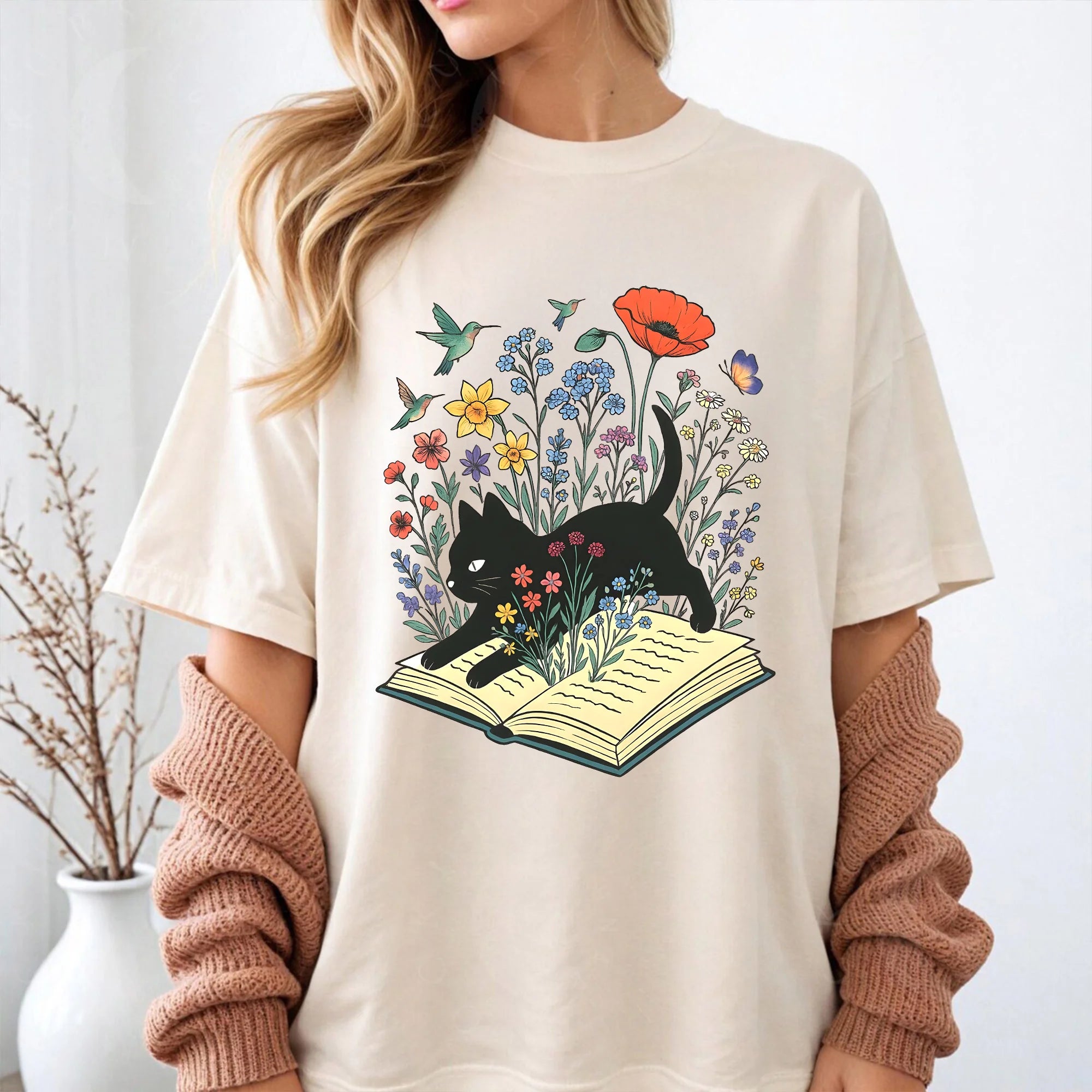 Black Cat Book Lover Shirt for Women | Floral Cat Reading Tee | Unisex Reader Gift T-Shirt | Cute Kitten & Book T-Shirt | Gift for Teacher