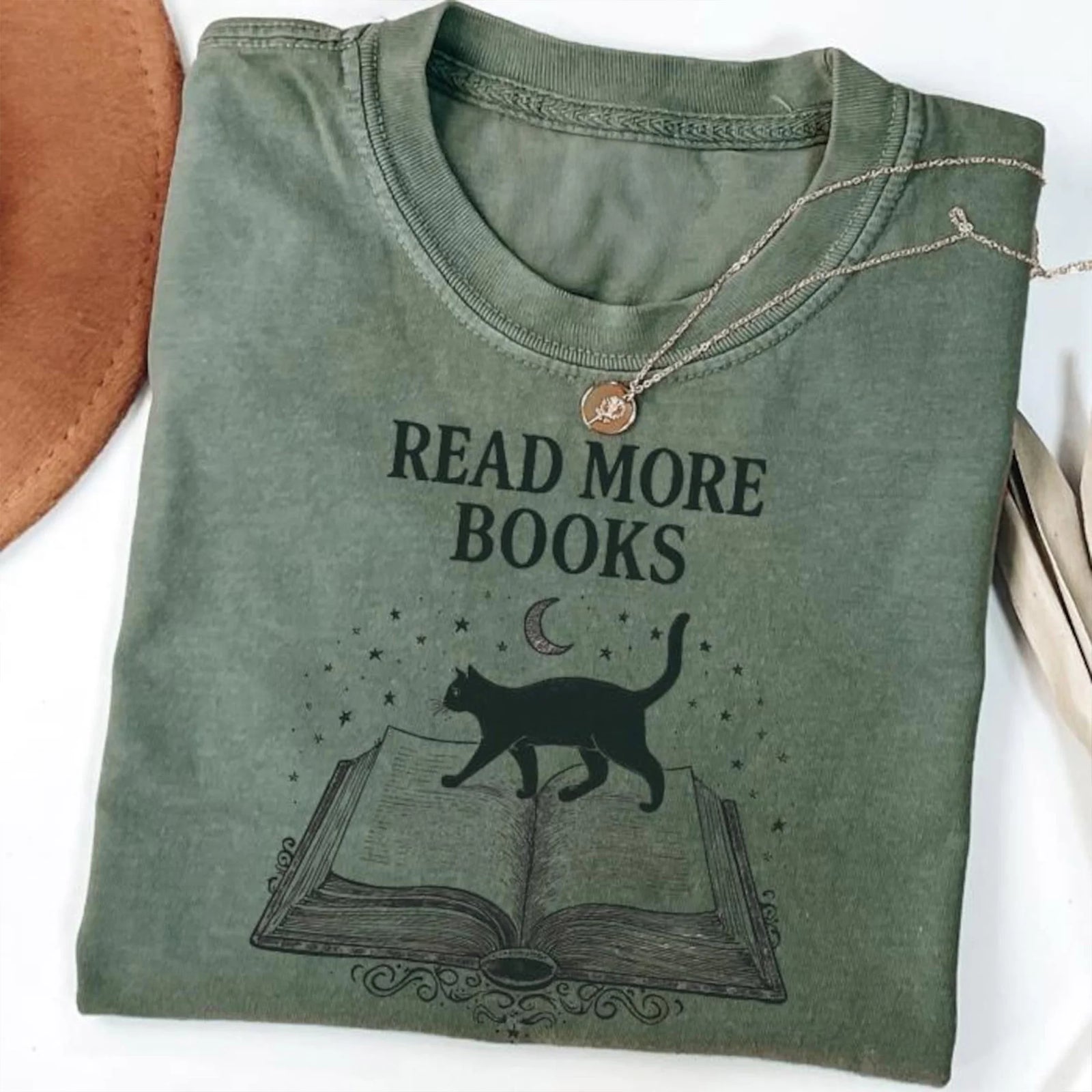 Black Cat Reading Books Comfort Colors T-Shirt For Women Book Lover Cat Tee Cozy Female Literary Cat Lover Gift Book Lover Cat Top Cozy Gift